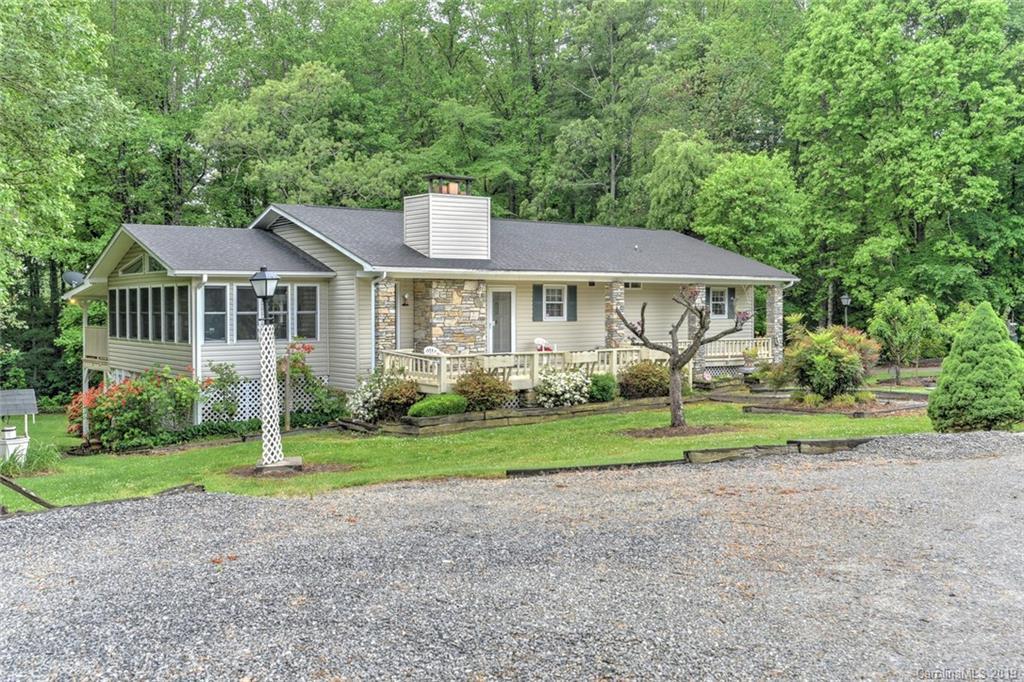 35 Small Creek Ln., Hendersonville, NC 28792