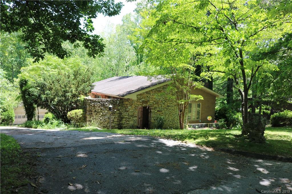 726 Rhodes Park Dr., Hendersonville, NC 28791