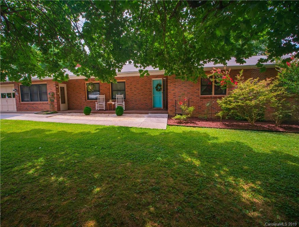 410 Wayside Ln., Hendersonville, NC 28792