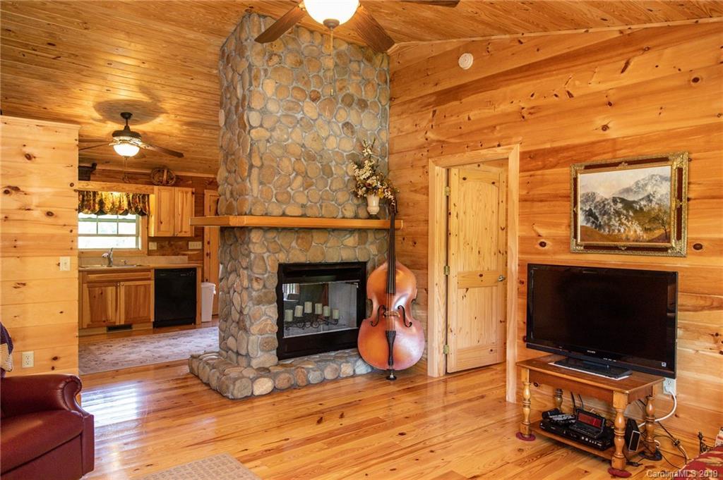 520 Owensby Rd., Hendersonville, NC 28792