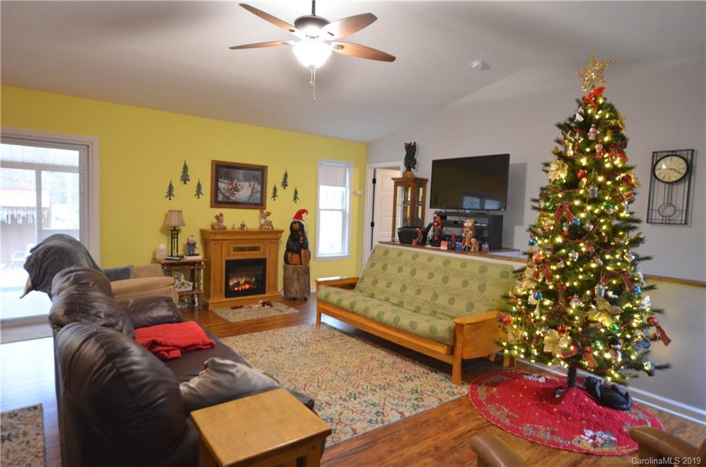 11 Whistle Ridge Rd., Candler, NC 28715