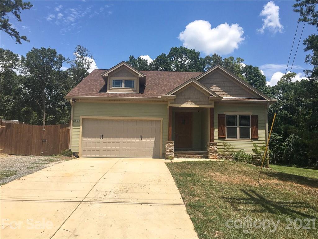 5824 Dwayne Starnes Dr., Hickory, NC 28602