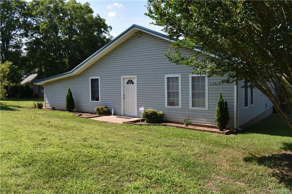 8438 Cloverfield Dr., Kannapolis, NC 28081