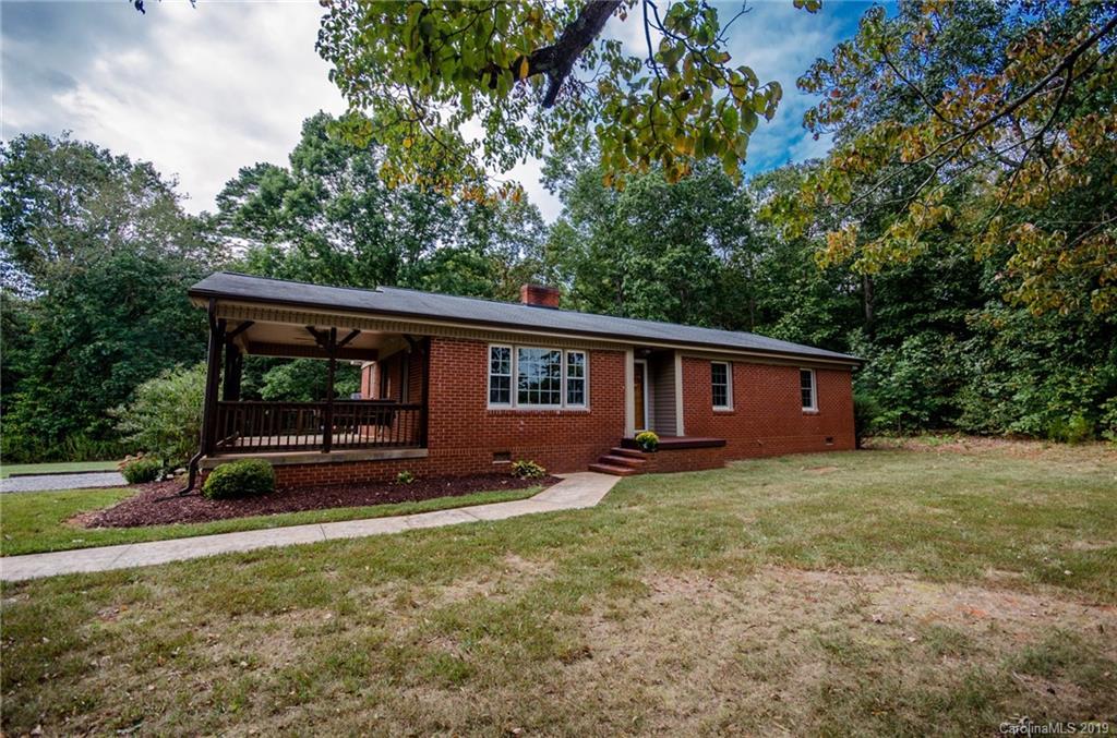 135 Bent Twig Dr., Statesville, NC 28677