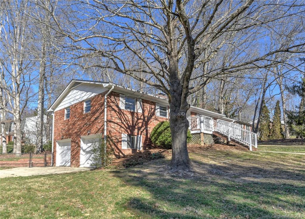 2 Point View Ct., Arden, NC 28704