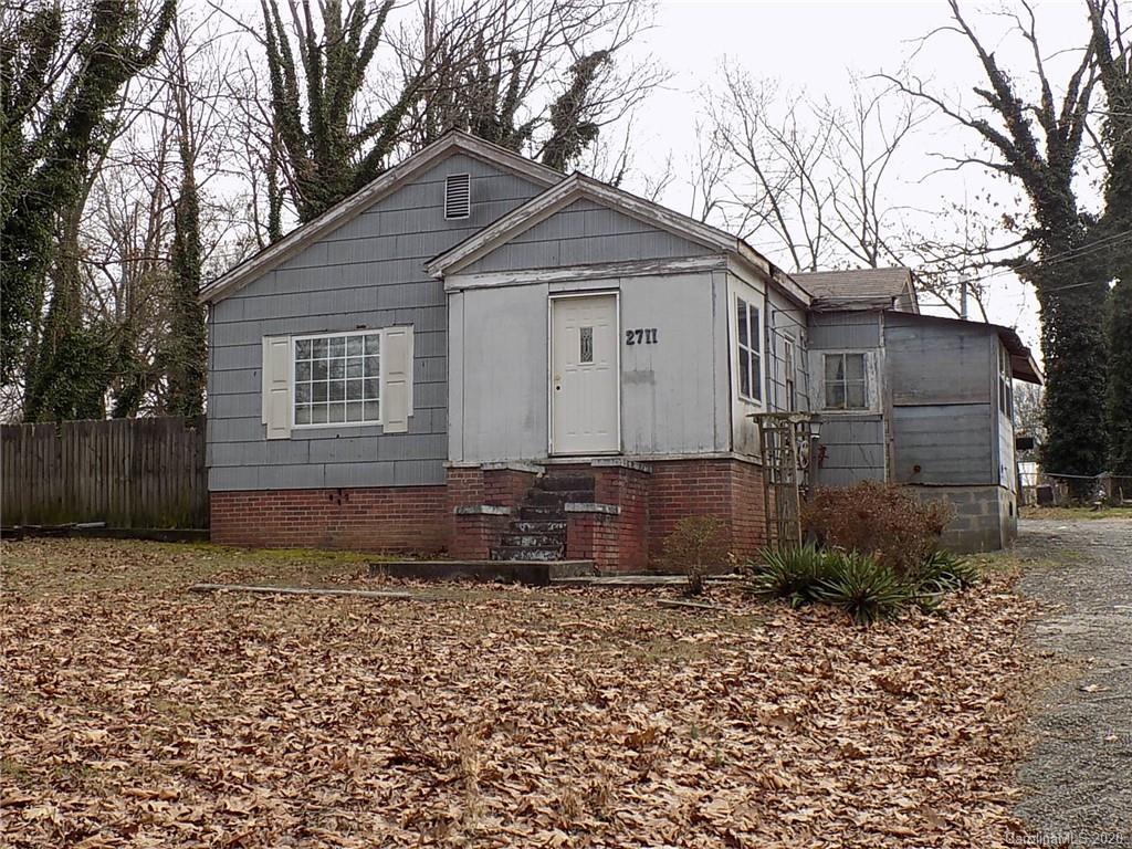 2711 Crescent Ln., Gastonia, NC 28052