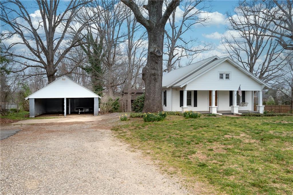 316 Cape Hickory Rd., Hickory, NC 28601