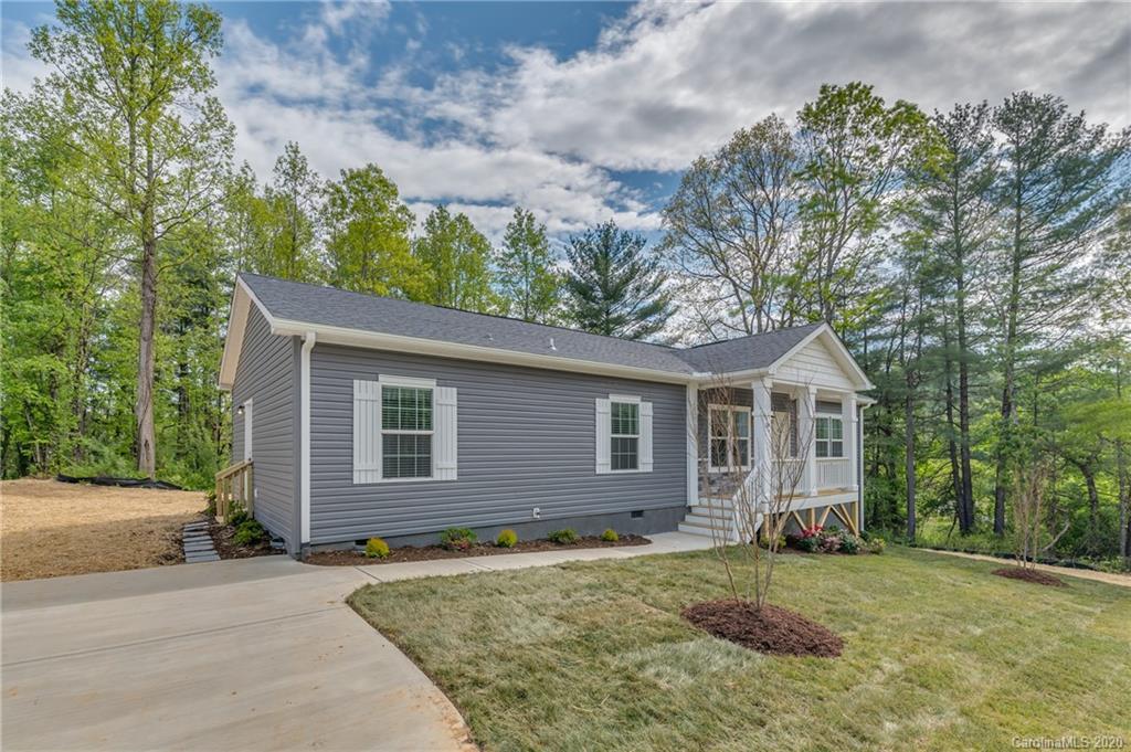 124 Moss Hill Dr., Hendersonville, NC 28792