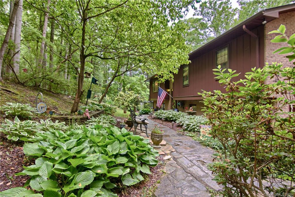 5 Scenic View Dr., Hendersonville, NC 28792