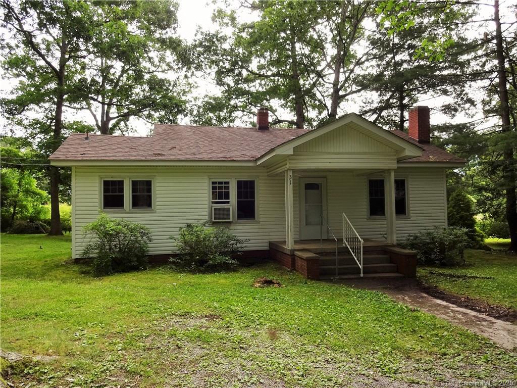 31 Manassas Dr., Hendersonville, NC 28791