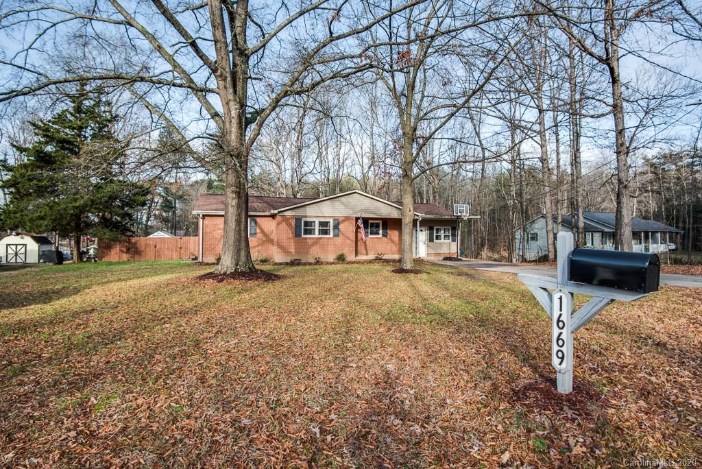 1669 Belcross Ln., Newton, NC 28658