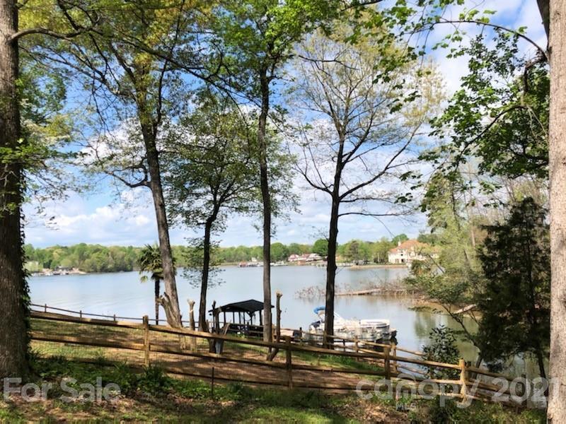 7744 Barry Ct., Sherrills Ford, NC 28673