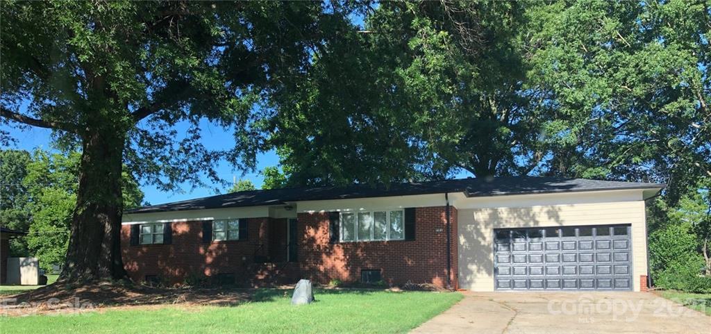 703 Westminster Dr., Statesville, NC 28677