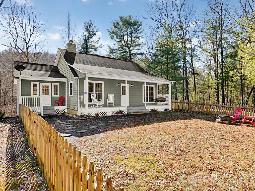 348 Big Raven Ln., Saluda, NC 28773