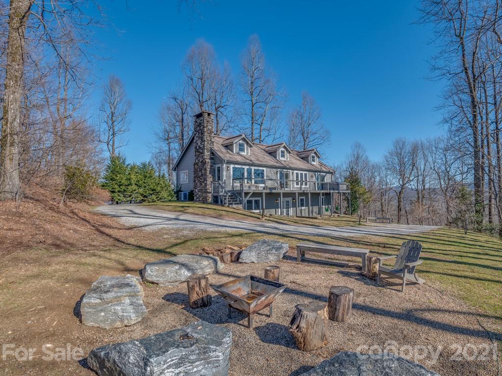 1371 Mine Mountain Rd., Saluda, NC 28773