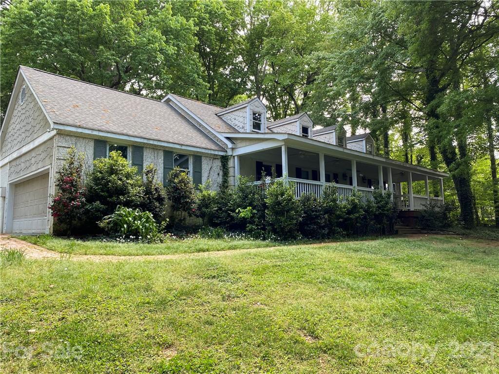 1001 Chestnut Ln., Matthews, NC 28104