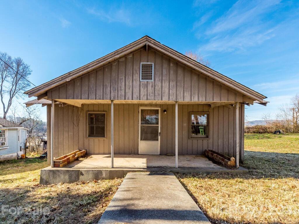 112 N Blue Ridge Ave., Hendersonville, NC 28792