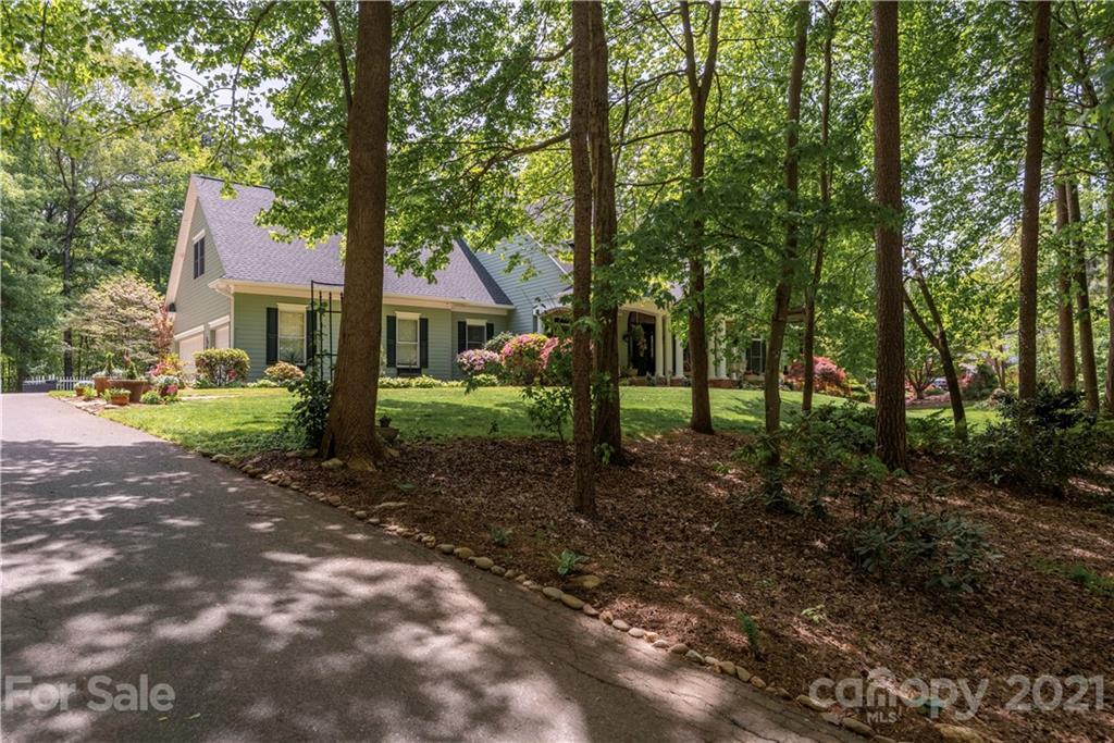 8558 Casa Del Rio Dr., Sherrills Ford, NC 28673