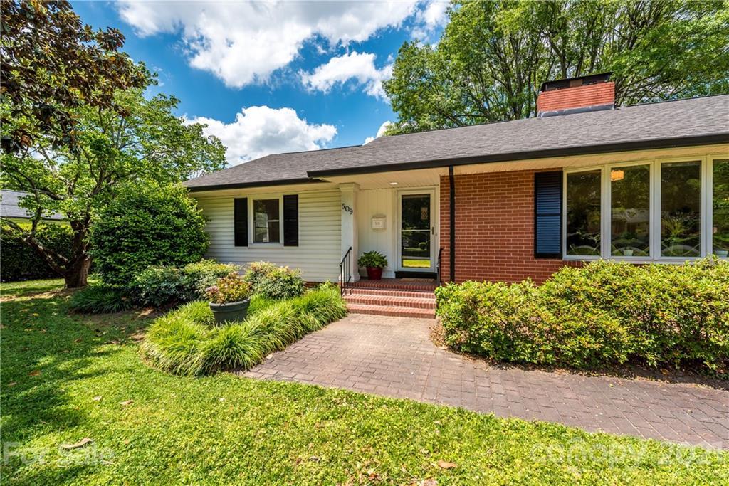 509 Hawthorne Ln., Gastonia, NC 28054