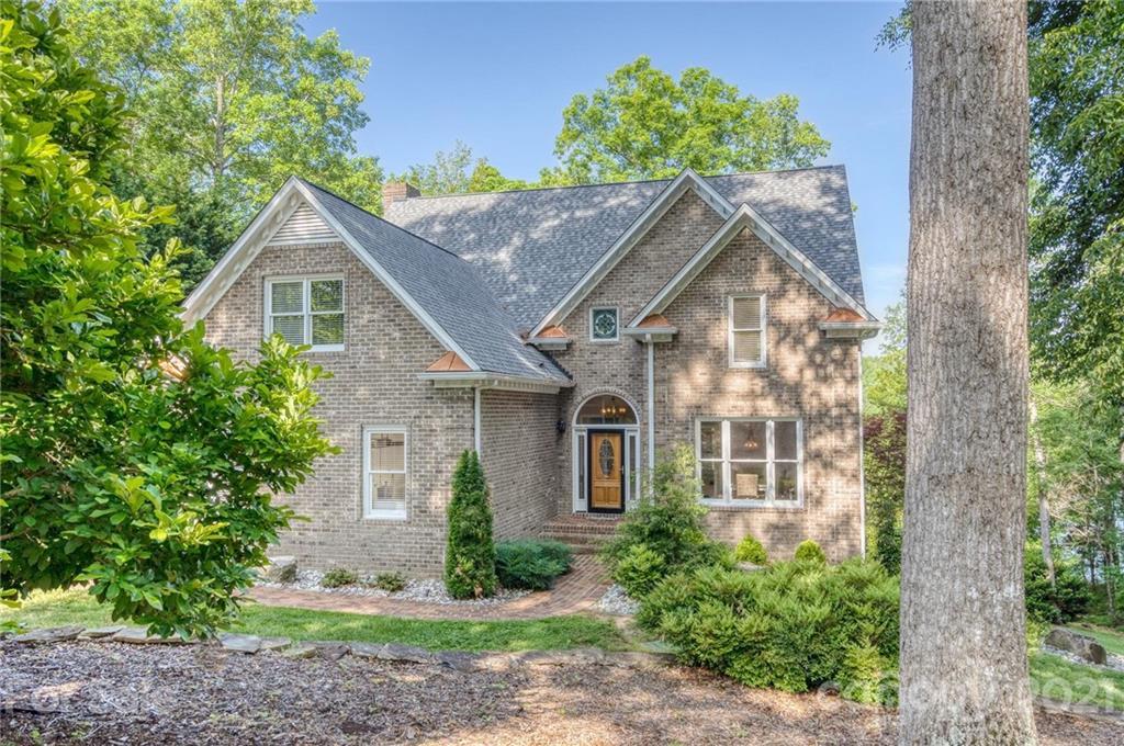 312 Lake Point Ln., Belews Creek, NC 27009