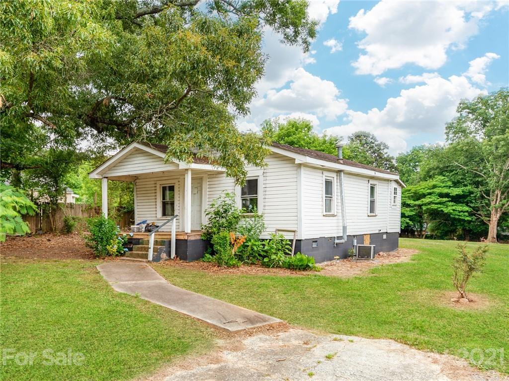 216 Queens Ct., Gastonia, NC 28052