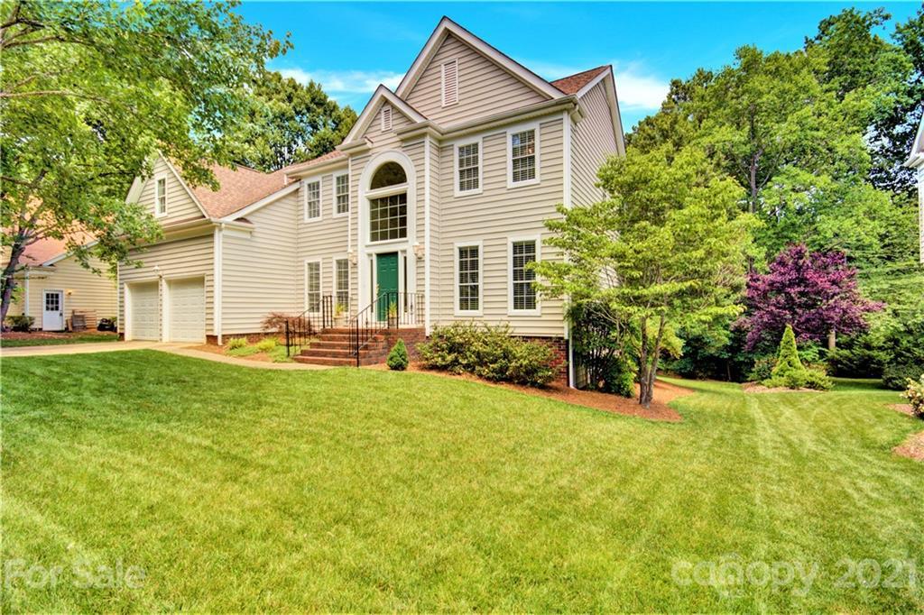 900 Sunnyview Cir., Matthews, NC 28105