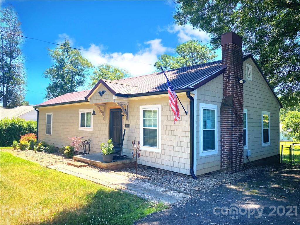 621 Tuckaseege Rd., Mount Holly, NC 28120