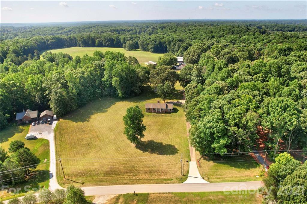 212 Eastport Ln., Mooresville, NC 28115