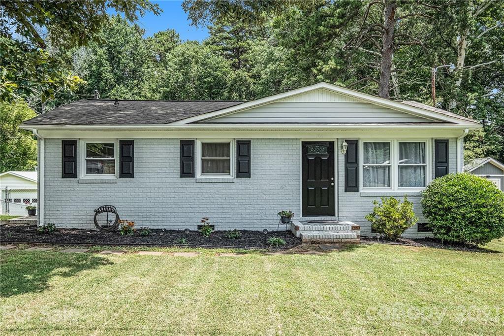 706 Noles Dr., Mount Holly, NC 28120