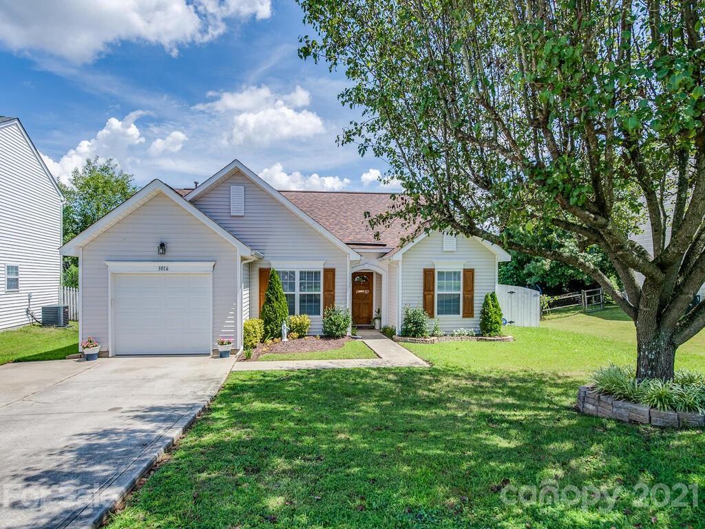 3016 Hunters Creek Ct., Charlotte, NC 28269