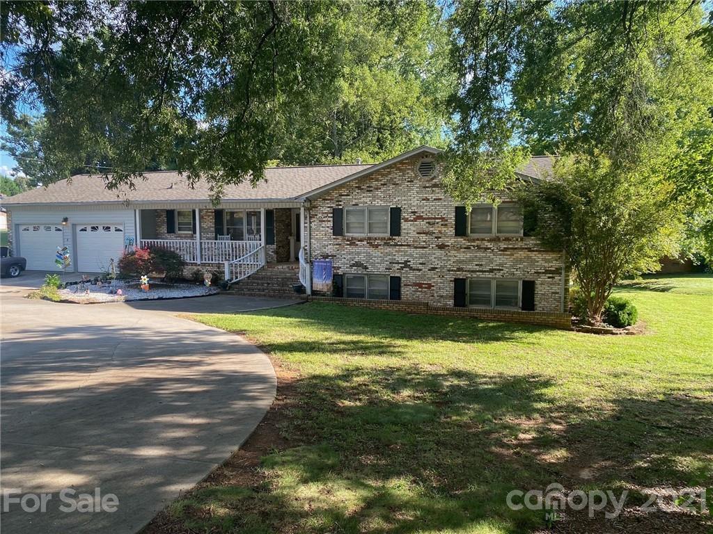 2472 Myra Ln., Lincolnton, NC 28092