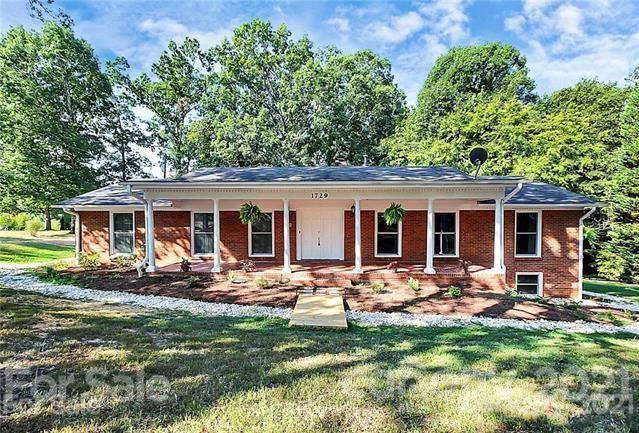 1729 Oakridge Dr., Charlotte, NC 28216