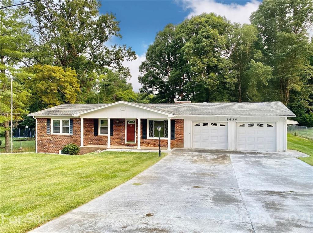 1430 Faircrest Dr., Winston-Salem, NC 27106