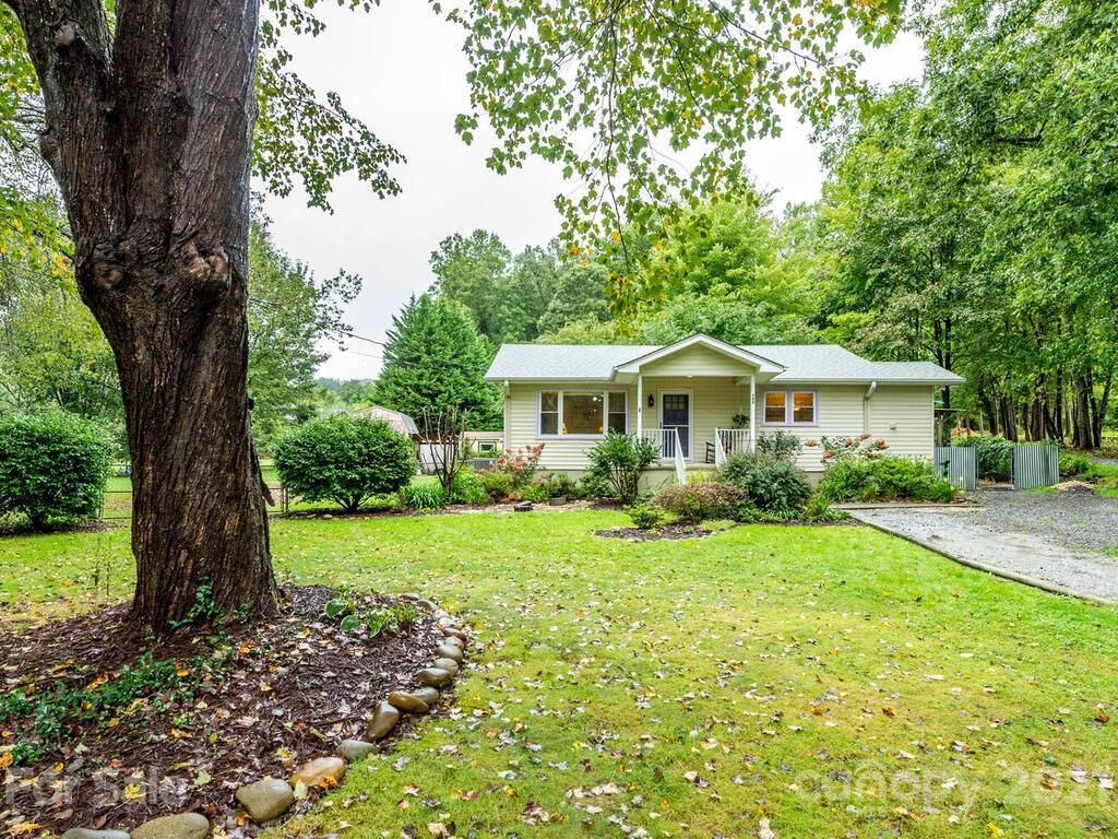 704 Stoney Mountain Rd., Hendersonville, NC 28791