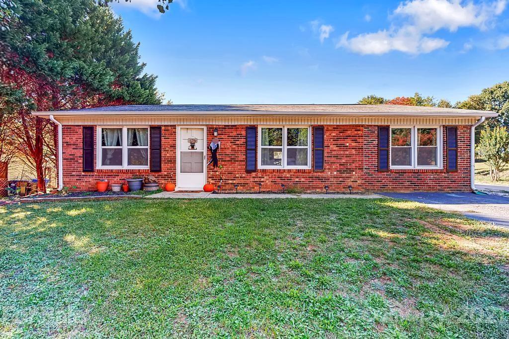 220 Valleybrook Ln., Troutman, NC 28166