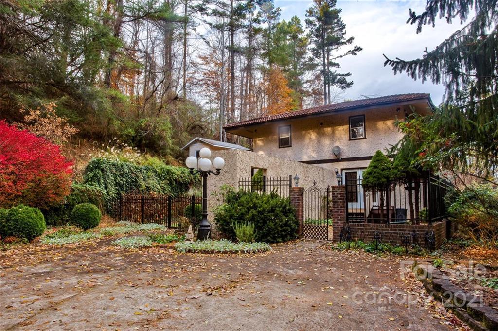 2010 Bear Creek Rd., Leicester, NC 28748