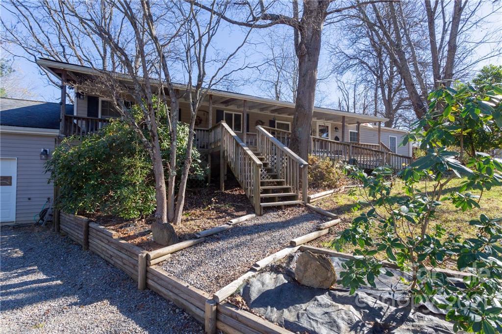 21 Coffee Time Ln., Asheville, NC 28806