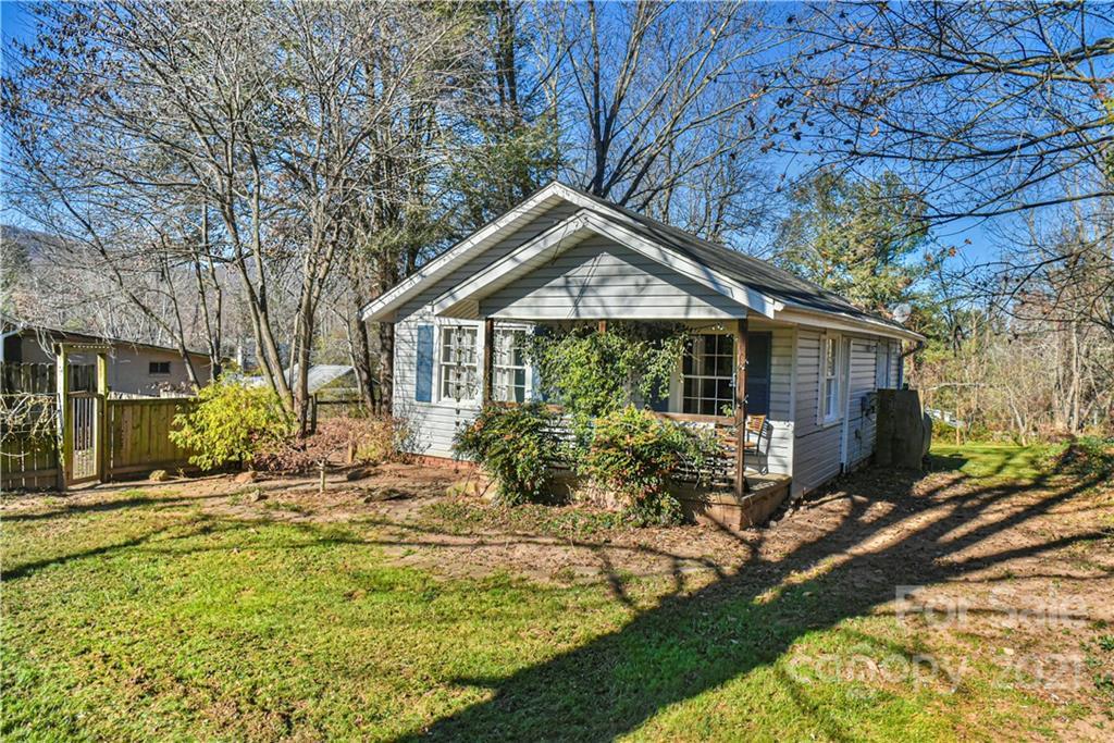 465 Deaverview Rd., Asheville, NC 28806