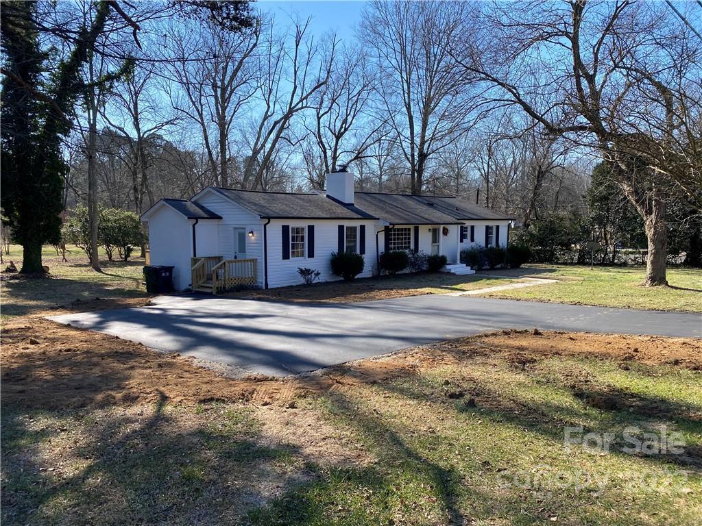 321 Coulwood Dr., Charlotte, NC 28214