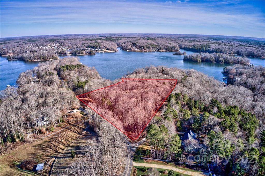 8660 Casa Del Rio Dr., Sherrills Ford, NC 28673