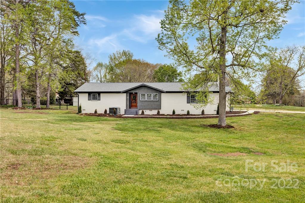 1922 Amberhill Ln., Charlotte, NC 28216