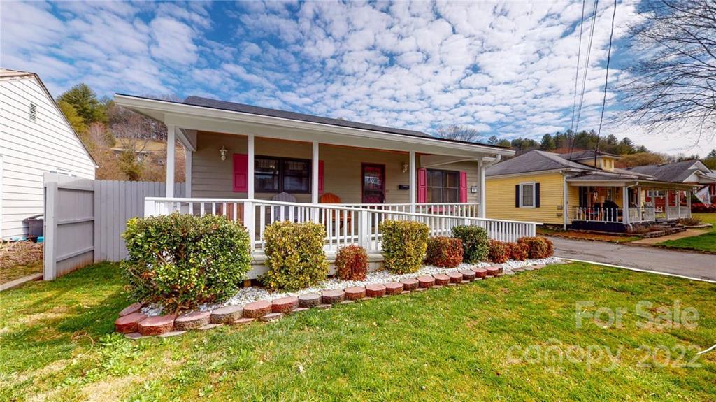 71 Laurel St., Bakersville, NC 28705