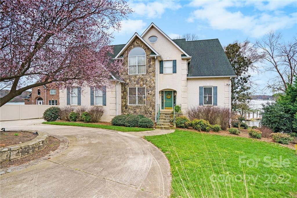 9758 Riviera Dr., Sherrills Ford, NC 28673