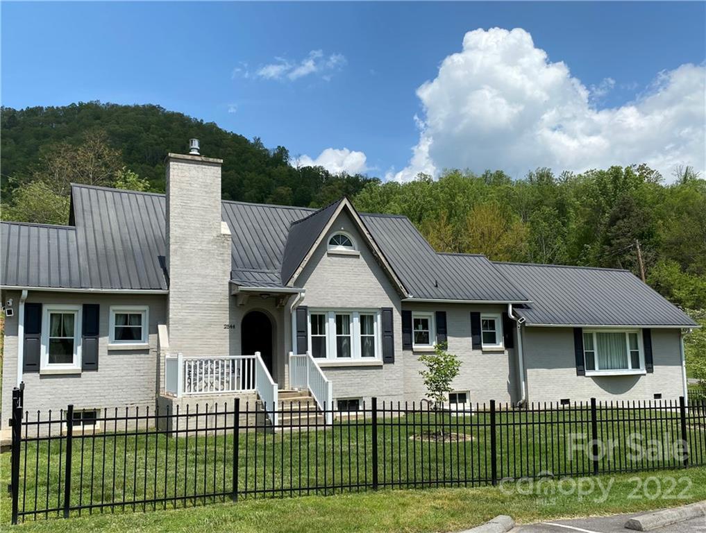 2544 Dellwood Rd., Waynesville, NC 28786