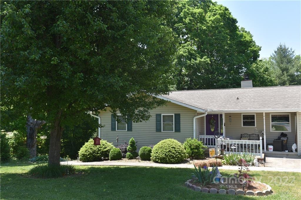 10 Canter Ct., Horse Shoe, NC 28742