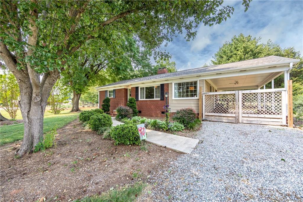 7940 Mountain Shore Dr., Sherrills Ford, NC 28673