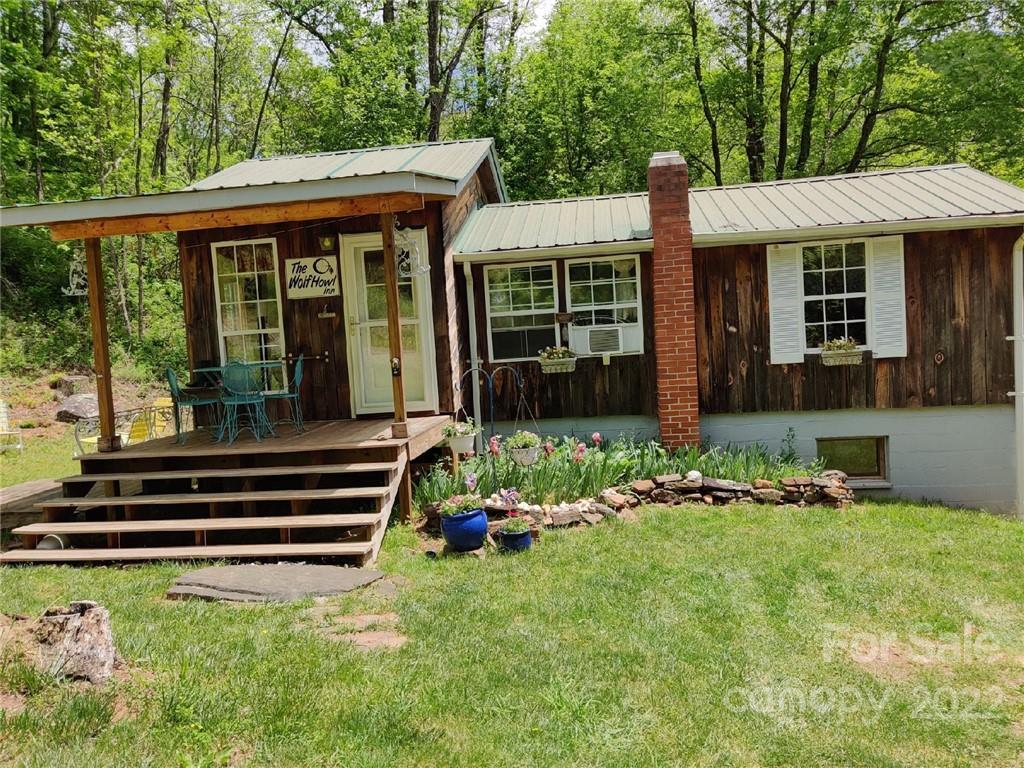 34 Wolf Crossing, Bakersville, NC 28705