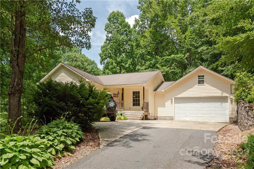 17 Forest Bend Dr., Horse Shoe, NC 28742