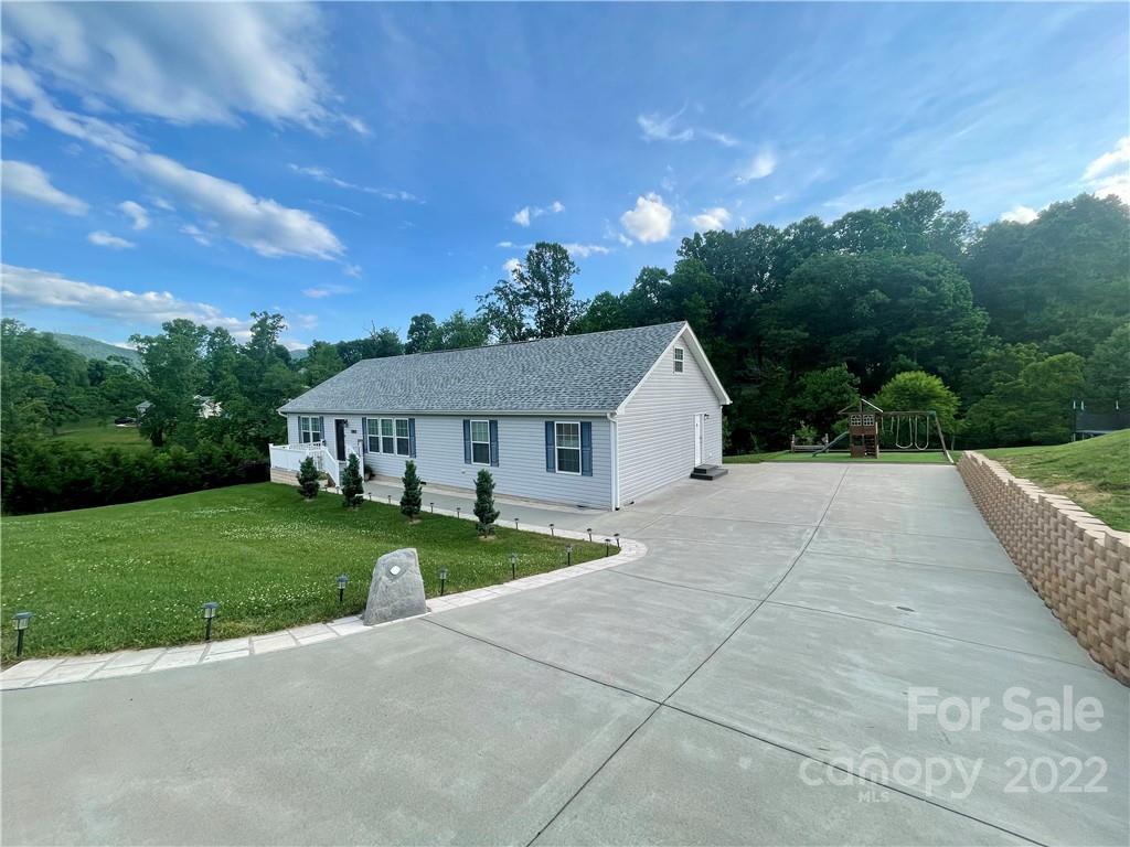 28 Daniel Brooke Dr., Asheville, NC 28806