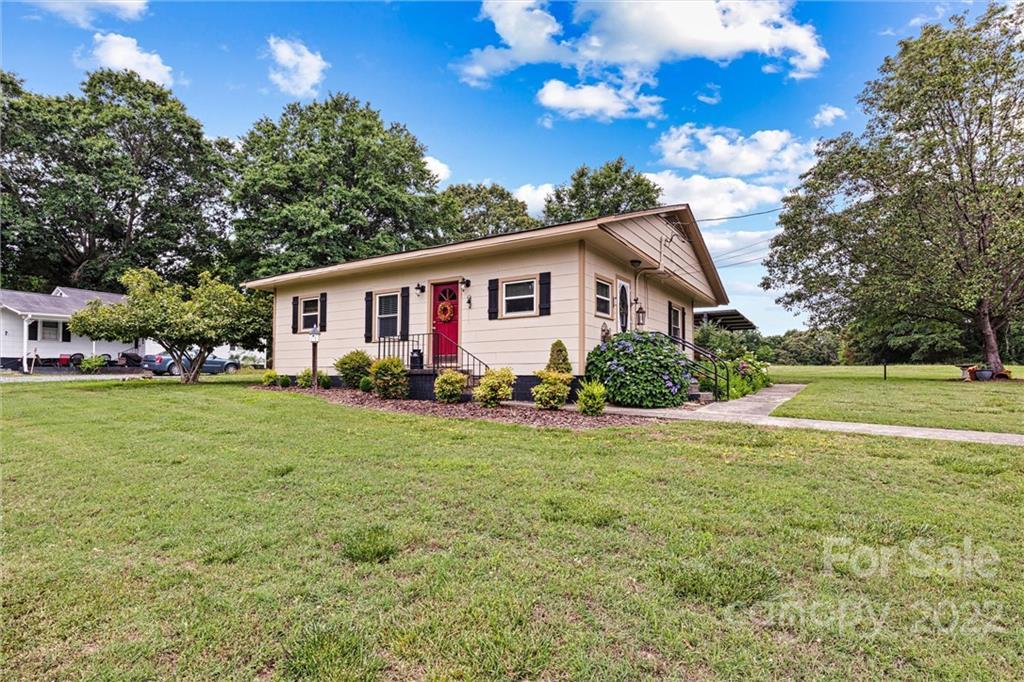 2633 Stanley Lucia Rd., Mount Holly, NC 28120